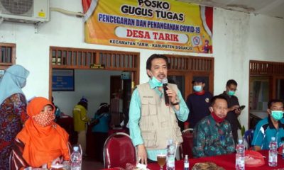 SERAHKAN - Plt Bupati Sidoarjo, Nur Ahmad Syaifuddin didampingi Kepala Dinsos Pemkab Sidoarjo, Tirto Adi secara simbolis menyerahkan bantuan Rp 200.000 kepada keluarga kurang mampu di wilayah Kecamatan Tarik, Sabtu (20/6/2020)