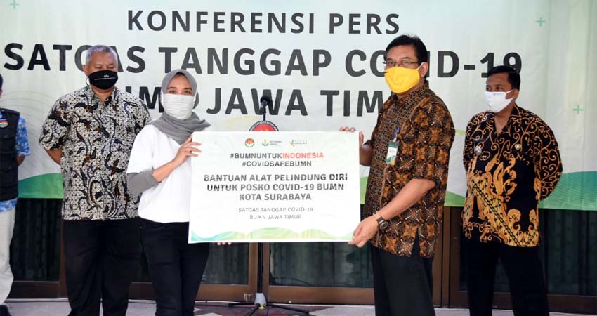 Penyerahan Bantuan APD Secara Simbolis dari Ketua Tim Posko Satgas Covid-19 untuk Posko di Kota Surabaya