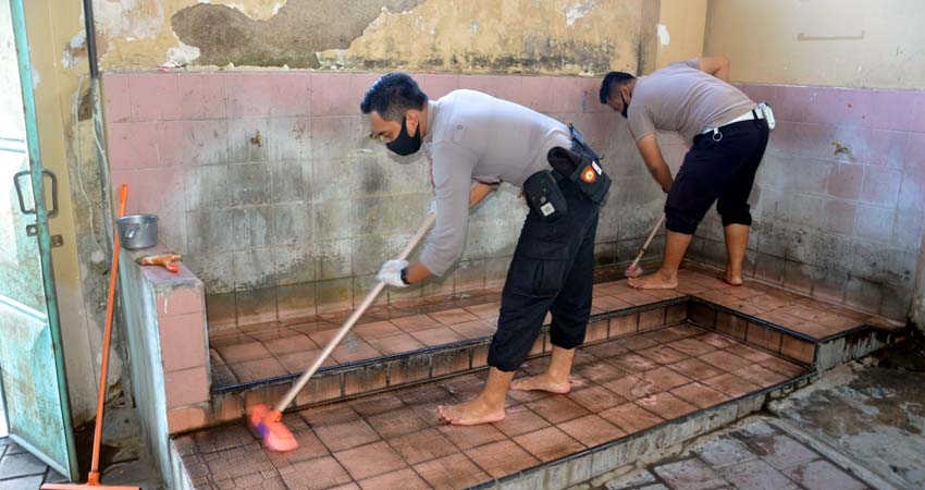 Kerja Bakti di Masjid Agung Al - Abror Situbondo. (her)