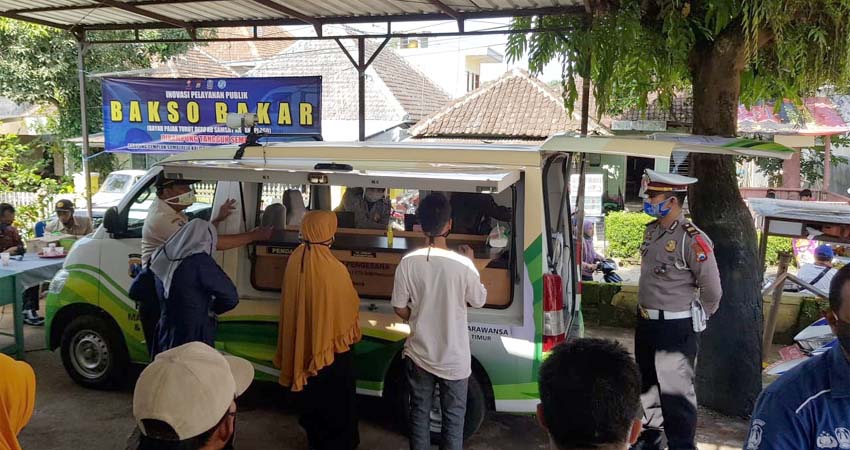 Warga antusias mengikuti Rujak Limpung dan Bakso Bakar. (Humas Polres Malang)