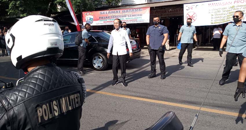 Presiden Joko Widodo saat Blusukan di Pasar Rogojampi. (tut)