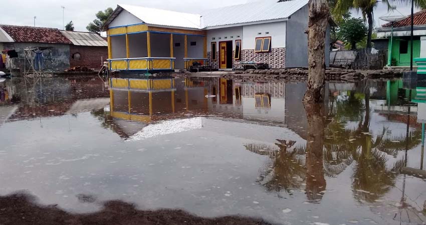 BANJIR ROB: Rumah warga tampak tergenang air. (her/im)