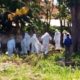 Suasana Pemakaman jenazah dengan protokol pasien PDP di Desa Jangkar. (her)