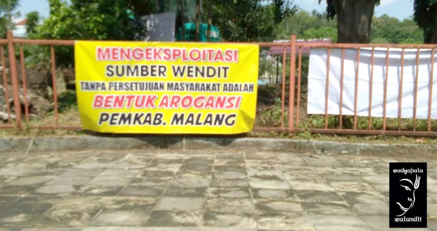 Spanduk penolakan oleh warga terkait pengambilan air PDAM Kabupaten Malang. (Ist)