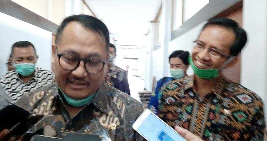 Irwan Bactiar Rahmat Majelis Etik Pemkab Bondowoso saat memberikan keterangan (dul momentum)