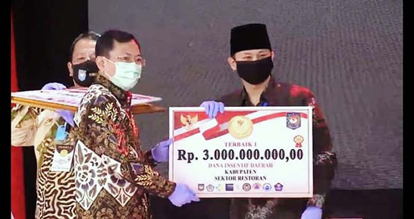 Bupati Trenggalek Mochamad Nur Arifin saat menerima penghargaan dari Kemendagri dalam Lomba Inovasi Daerah Tatanan Normal Baru. (ist)