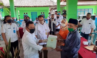 Wakil Bupati Situbondo Ir H Yoyok Mulyadi M Si secara simbolis menyerahkan sertipikat hak atas tanah kepada sejumlah nelayan penerima. (her/im)