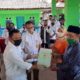 Wakil Bupati Situbondo Ir H Yoyok Mulyadi M Si secara simbolis menyerahkan sertipikat hak atas tanah kepada sejumlah nelayan penerima. (her/im)