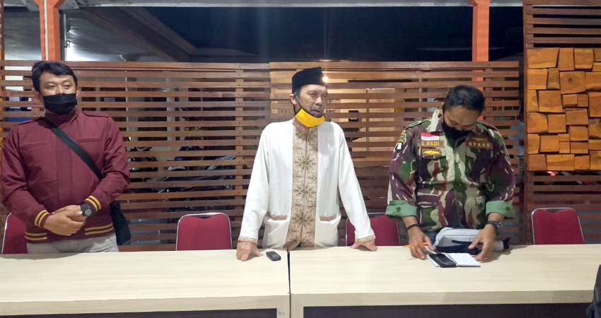 Kepala Desa Karangsari, Budiyono (baju putih) didampingi Bhabinkamtibmas dan Babinsa saat acara musyawarah dan mediasi bertempat di aula Desa Karangsari, Minggu (5/7/2020) malam. (ant)