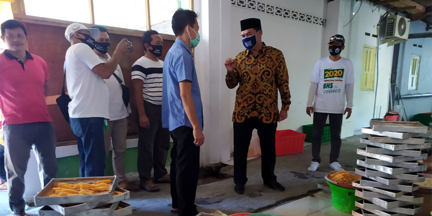 DIALOG - Bacabup Sidoarjo, Bambang Haryo Soekartono (BHS) berdialog dengan pemilik dan karyawan UMKM Cireng dan Nugget di Dusun Pager, Desa Sawotratap, Kecamatan Gedangan, Sidoarjo, Rabu (22/7/2020)