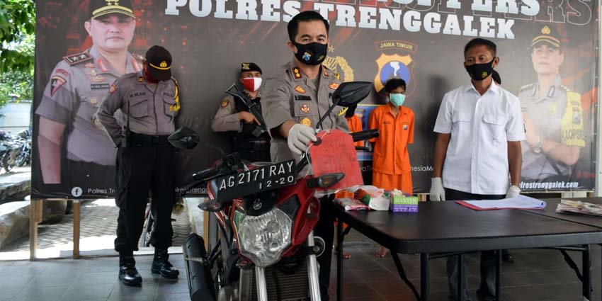 Polisi amankan pelaku beserta barang buktinya. (ist)