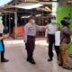PENYEMPROTAN - Sejumlah petugas tampak melaksanakan penyemprotan disinfektan di Pasar Krembung, Sidoarjo 1 April 2020 lalu sebagai antisipasi penyebaran Covid-19 di pasar tradisional itu