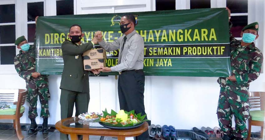 SURPRISE : Dandim 0823 / Situbondo Letkol Inf Akhmad Juni Toa SE MI Pol membawa nasi tumpeng dan diberikan langsung kepada Kapolres Situbondo AKBP Sugandi SIK M Hum. (im)