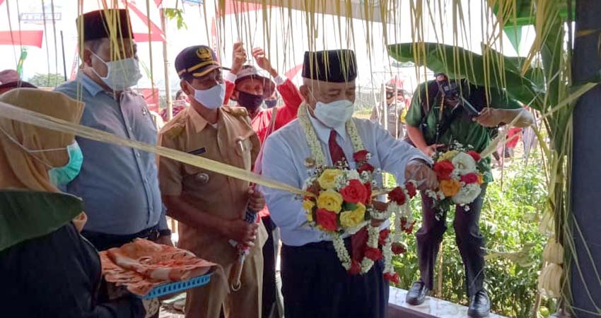 Bupati Sanusi saat meresmikan Pondok Rembuk Tani Sri Mulyo di Kampung Tangguh Desa Ngenep Kecamatan Karangploso Kabupaten Malang