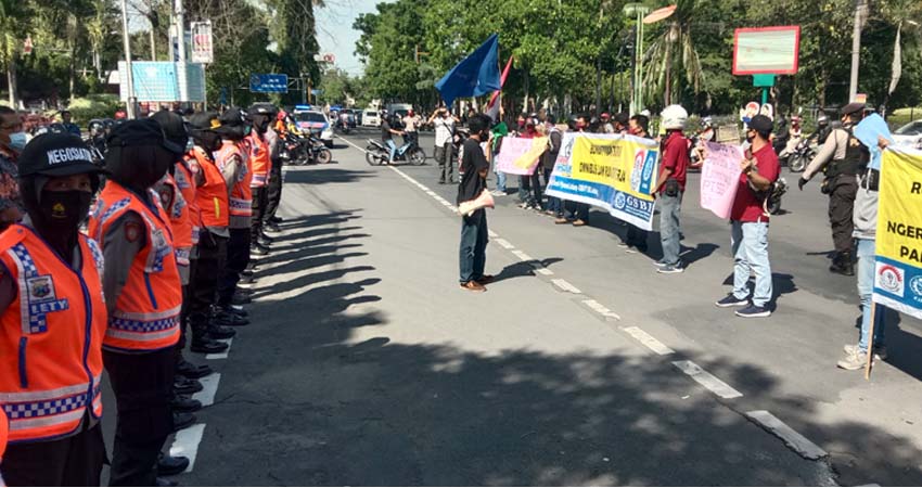 Buruh Jombang Demo di Depan Disnaker, Tuntut THR