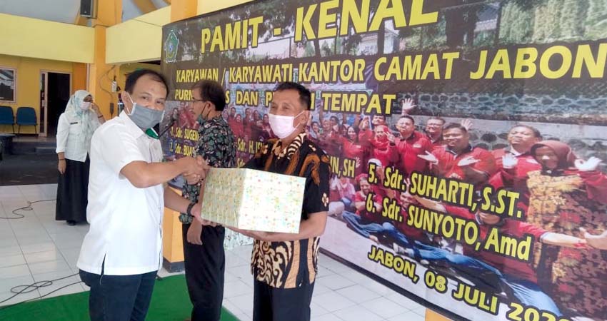 Camat Jabon M. Aziz Muslim pada acara pelepasan pns yang purna tugas. (gus