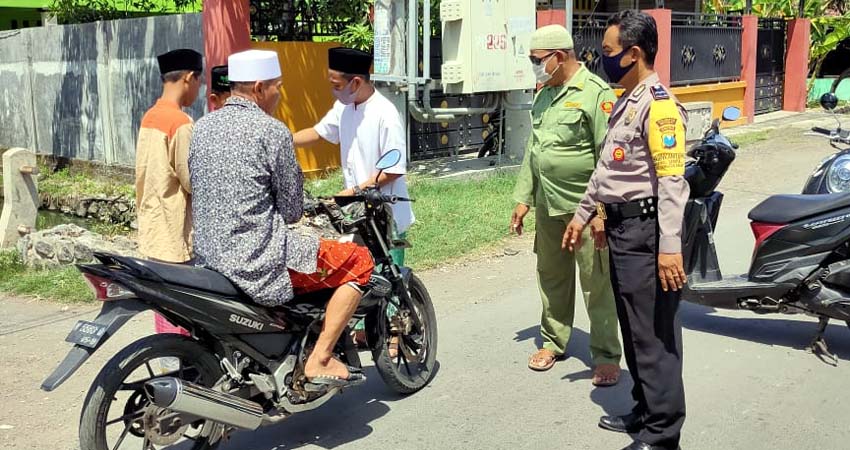 Pemerintah Desa Sentul bersama tim relawan Desa Sentul saat pengecekkan suhu badan, pada warga dan pengguna jalan . (gus)