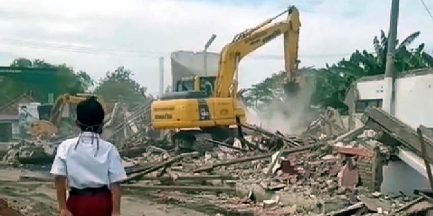 TERTIBKAN - Pemkab Sidoarjo mulai menertibkan puluhan bangunan liar (bangli) di Desa Banjarasri dan Desa Kedungbanteng, Kecamatan Tanggulangin untuk mengurangi langganan banjir di kedua desa itu, Selasa (14/7/2020)