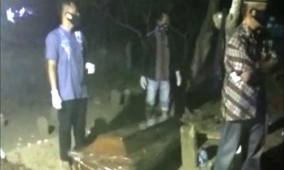 TERLANTAR : Almarhum Khusnul Aisiyah yang dinyatakan terpapar covid - 19 akhirnya dimakamkan kerabatnya asal Desa Candipari Kecamatan Porong di pemakaman Desa Kebonagung Kecamatan Sukodono. (ari)