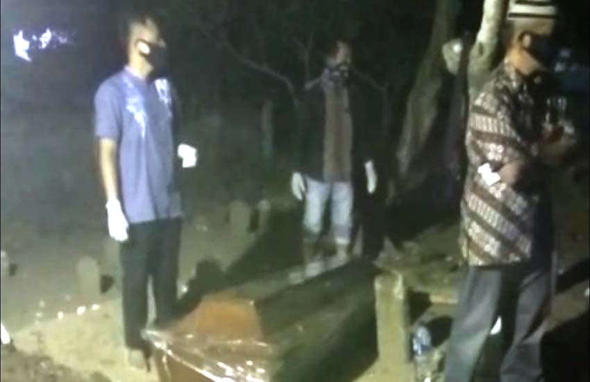 TERLANTAR : Almarhum Khusnul Aisiyah yang dinyatakan terpapar covid - 19 akhirnya dimakamkan kerabatnya asal Desa Candipari Kecamatan Porong di pemakaman Desa Kebonagung Kecamatan Sukodono. (ari)