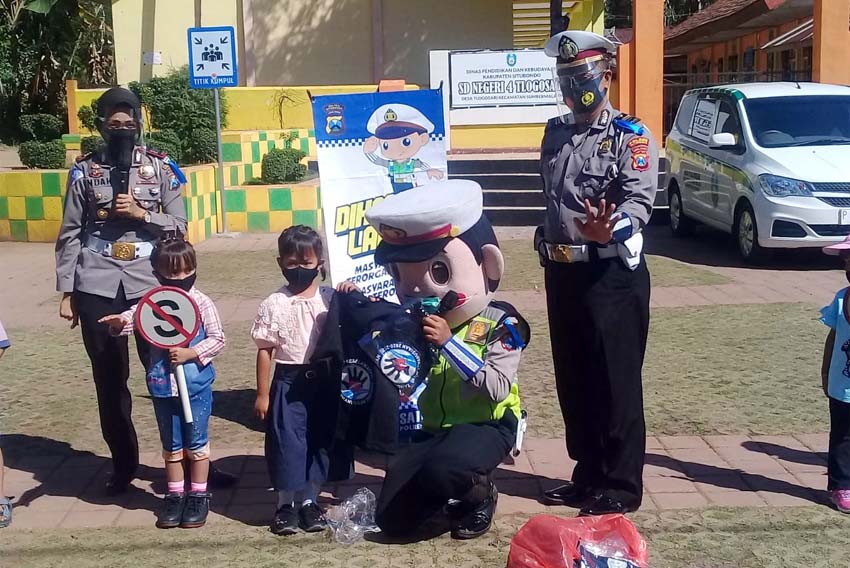 Kegiatan pengenalan tertib berlalulintas bersama Bontas dengan edukasi peragaan-peragaan kecil dan pengenalan seputar rambu-rambu lalulintas. (her/im)