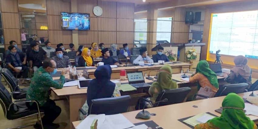 Puluhan aktivis FP2EM saat ditemui oleh Sekdakab Situbondo Drs H Syaifullah MM, Kepala Bappekab dan sejumlah pejabat dari Dinas Pendidikan dan Kebudayaan Situbondo di lantai II Pemkab tepatnya di ruang Intellegence Room. (her)