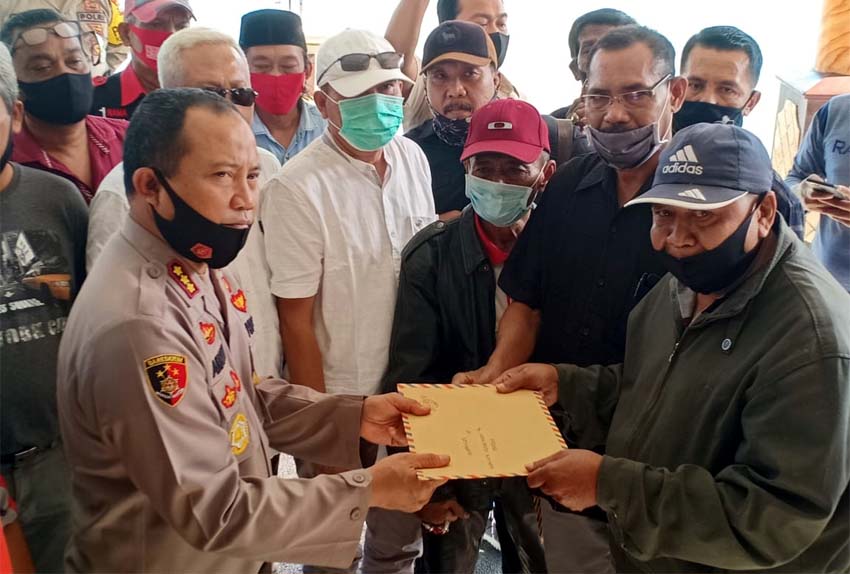 Gabungan LSM se-Banyuwangi saat menyerahkan surat ke Kapolresta Banyuwangi, Kombes Pol Arman Asmara Syarifuddin, Kamis (30/7/2020). (ras)