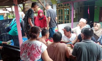 PATAH TULANG: Seorang ibu muda bernama Lusi Susanti (27), warga Dusun Pecaron, Desa Klatakan ditolong oleh tetangganya untuk dilarikan ke rumah sakit. Akibat tertimpa tembok rumah roboh. (her)
