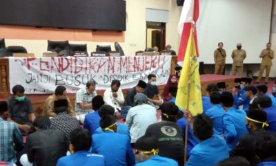 Sejumlah Mahasiswa Melakukan Aksi Demo didepan Kantor DPRD Bangkalan