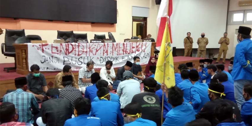 Sejumlah Mahasiswa Melakukan Aksi Demo didepan Kantor DPRD Bangkalan