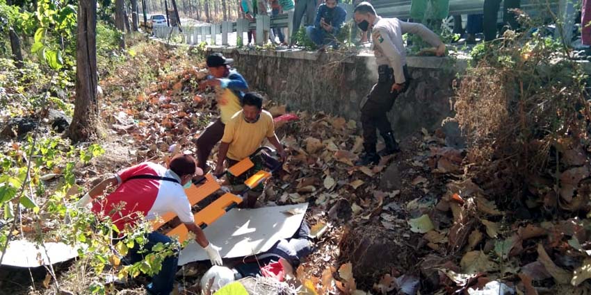 Polisi saat mengevakuasi korban MD akibat kecelakaan tunggal dari dalam jurang Baluran Situbondo. (tik/im)