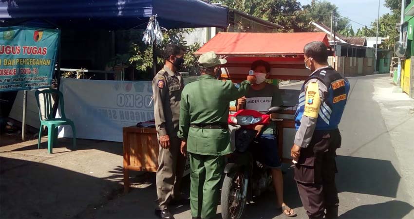 Pemerintah Desa Kedungboto, bersama Forkopimpka Kecamatan Porong saat berada di Posko Kampung Tangguh (gus)