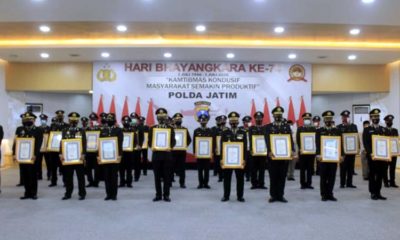 Aipda Anton Sugiyanto SH MH saat bersama Kapolda Jatim dan Jajaran Polres Berprestasi. (ist)