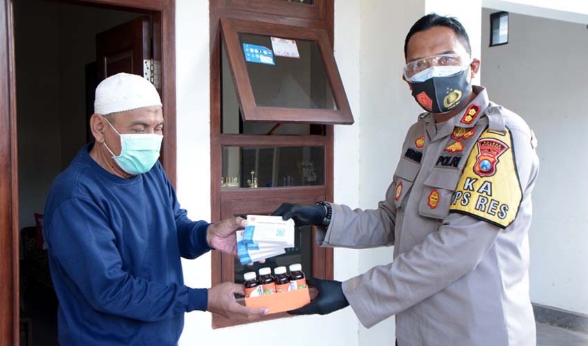 Kapolres Situbondo Ajun Komisaris Besar Polisi Sugandi SIK M Hum saat membagikan Obat - Obatan dan Sembako untuk Pasien Covid-19. (im)