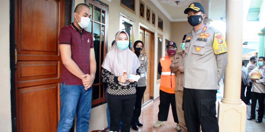 Kapolres Situbondo AKBP Sugandi SIK M Hum saat mendengarkan langsung pernyataan pasien positif Covid-19 yang dinyatakan sembuh setelah mengkonsumsi obat Lianhua yang didatangkan langsung dari Cina. (her/im