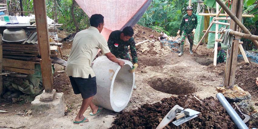 Karyono Semangat Bantu Satgas TMMD Pasang Gorong-Gorong Septiktank