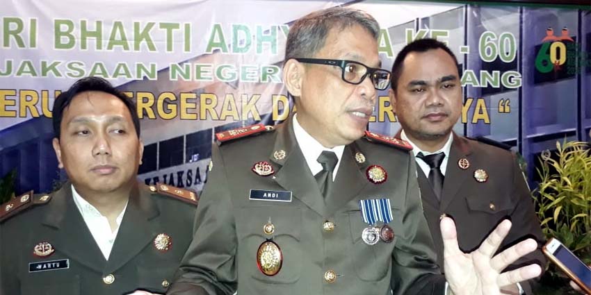 Kasi Pidum Wahyu Hidayatullah SH MH, Kepala Kejaksaan Negeri Kota Malang Andi Darmawangsa SH MH dan Kasi Pidsus Ujang Supriadi SH MH. (gie)