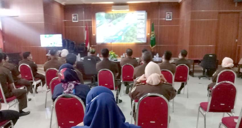 Paparan Kejari Situbondo berlangsung secara virtual terhadap Kejaksaan RI yang diikuti oleh 6 Kejari plus Kejati di Jawa Timur.(her)