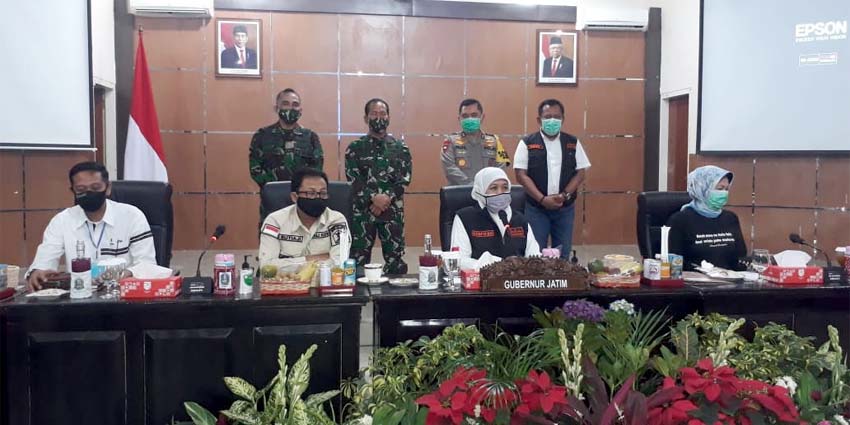 Gubernur Jatim Dra Hj Khofifah Indar Parawansa MSi dalam rapat percepatan penanganan Cobid 19 di Bakorwil Malang. (gie)