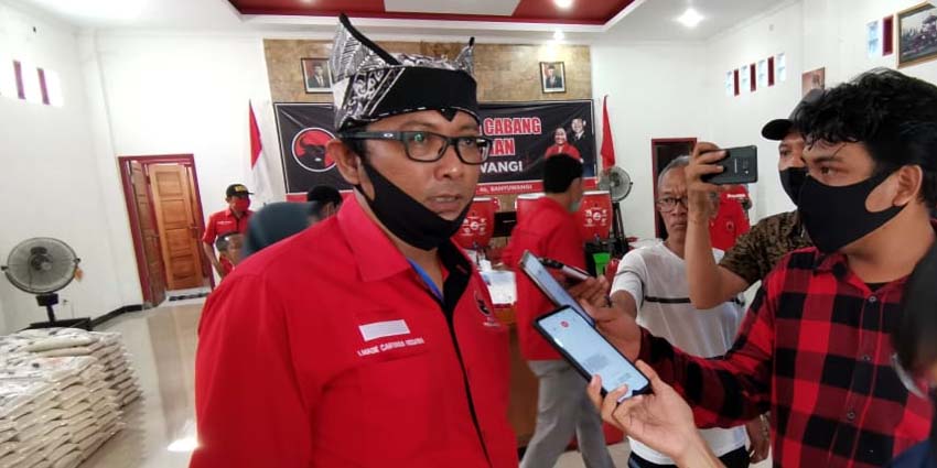 Ketua DPC PDI Perjuangan Banyuwangi, I Made Cahyana Negara usai meeting melalui seluran zoom bersama Ketua DPP PDI Perjuangan, Megawati Soekarno Putri. (ras)