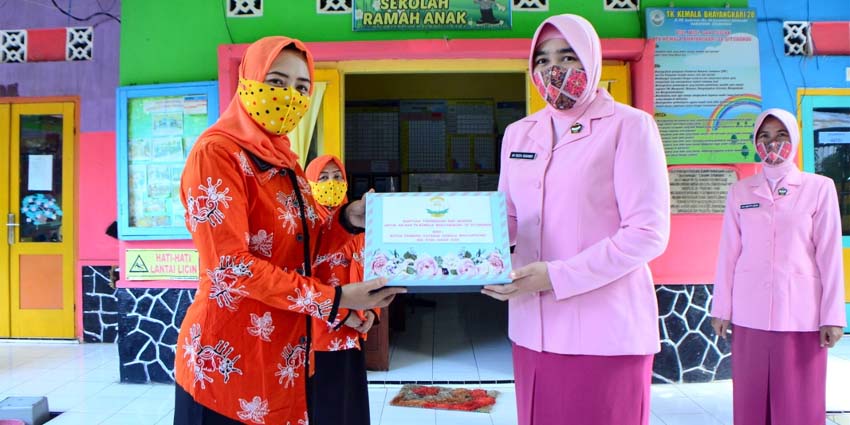 Ketua Yayasan Kemala Bhayangkari Situbondo Ny Roza Sugandi menyalurkan bantuan thermogun dan masker dari Ketua Pembina Yayasan Kemala Bhayangkari Pusat Ny Fitri Idham Aziz kepada TK Kemala Bhayangkari 28 Situbondo. (her/im)