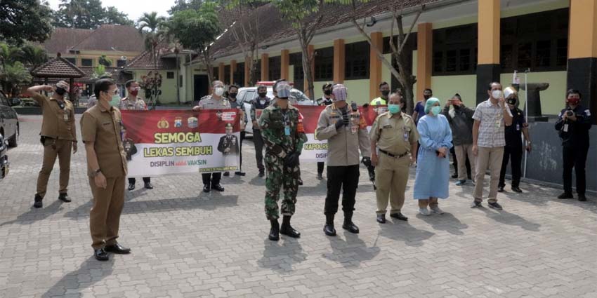 Kapolresta Malang Kota Kombes Pol Dr Leonardus dan Dandim 0833 Letkol Inf Tommy Anderson saat kunjungi lokasi perawatan isolasi di Jl Kawi. (ist)