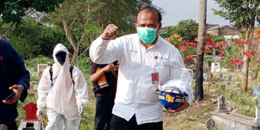 Kompol Sutiono SPd selalu semangat dan ihklas dalam pemakaman jenazah Covid-19 di Kota Malang. (ist)