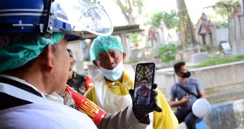 Kapolri Jendral Polisi Drs Idham Azis MSi saat melakukan video call dengan Kapolresta Malang Kota Kombes Pol Dr Leonardus dan Kasat Intel Kompol Sutiono. (ist)