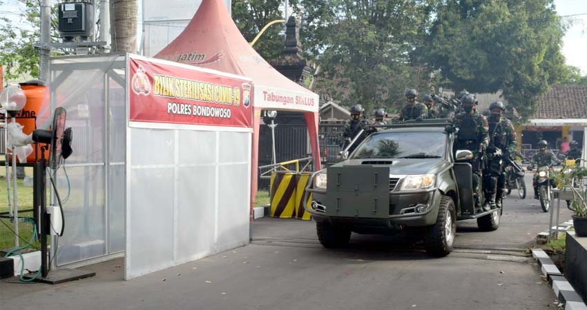 Mengejutkan, Puluhan Anggota TNI Yonif 514 Raider Serbu Mapolres Bondowoso