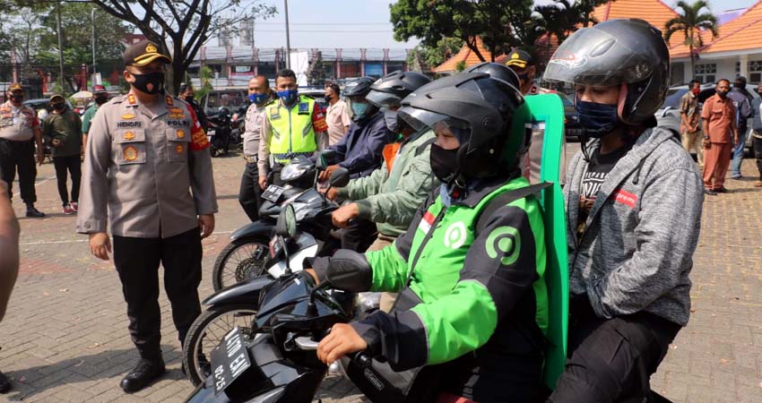 Ojol dan Ojek Pangkalan Terima Bantuan Polres Malang