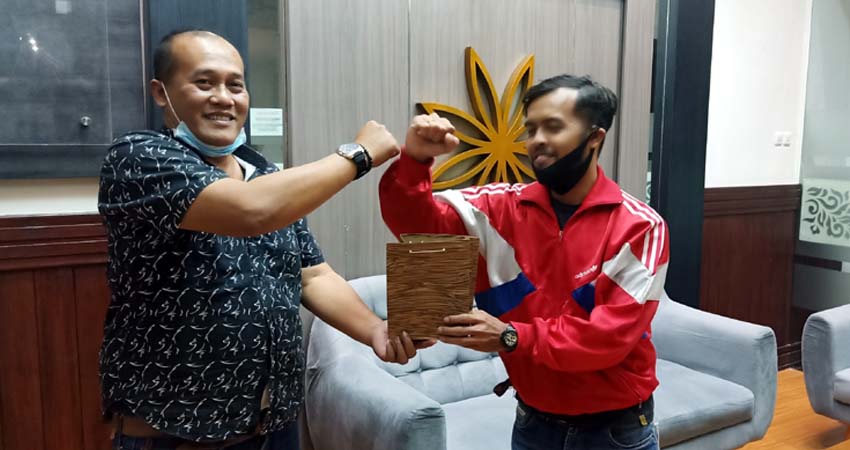 Ketua PWI Malang Raya, serahkan bantuan ke jurnalis