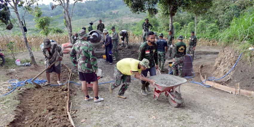 Pasukan Satgas TMMD Percantik Bangunan