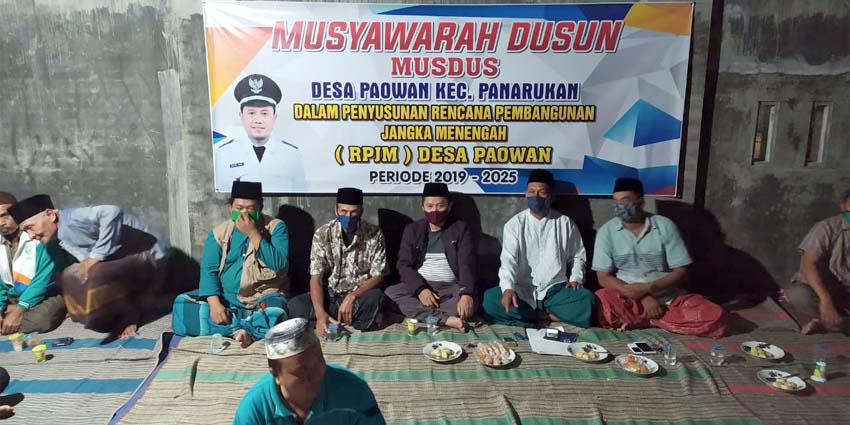 PAKAI MASKER: Kepala Desa Paowan Bapak Saiful Hady S Pd, Sekretaris Desa Paowan Bapak Yusuf Gunawan SP dan para Perangkat Desa, pendamping lokal Desa, Ketua RT dan RW, pemuda ormas dan tokoh masyarakat. (im)