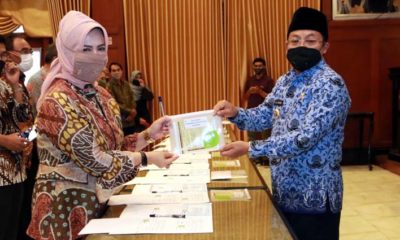 Walikota Malang saat menyerahkan dana sebagai simbol penerimaan